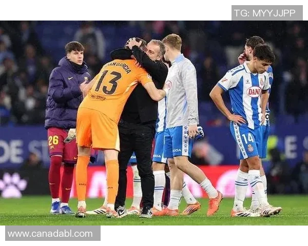 巴萨新援首次亮相,引发球迷热议 巴萨新援首次亮相,引发球迷热议